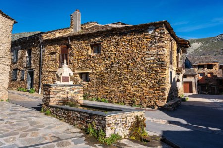 Fontaine d'eau dans village de montagne avec maisons en pierre, villages noirs, Espagne