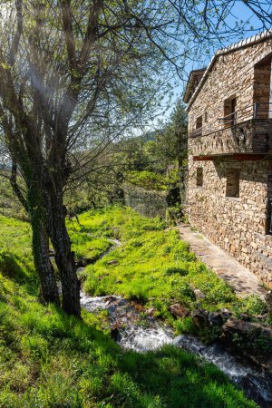Arroyos de agua clara que circulan junto a las casas de piedra de las montañas, Castilla la Mancha
