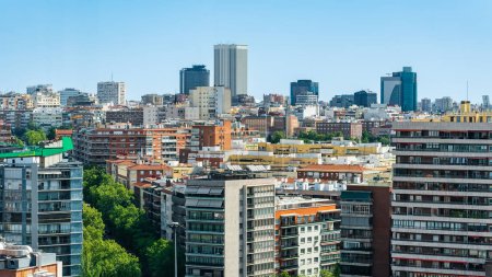 Paisaje urbano de la ciudad de Madrid en una vista de dron con edificios residenciales y de oficinas, España