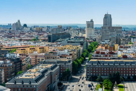 Blick aus der Drohne auf die Stadt Madrid in der Gegend von Moncloa und Plaza Spanien