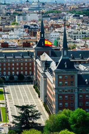 Edificios históricos de la ciudad de Madrid a la entrada de la ciudad en la carretera a La Coruña