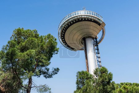 Moderner Leuchtturm mit atemberaubender Aussicht auf Madrid, Spanien