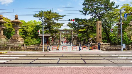 Téléchargez les photos : Osaka, Japon, 15 avril 2024 : Rues d'Osaka à côté des temples bouddhistes et shintoïstes de la ville, Japon - en image libre de droit