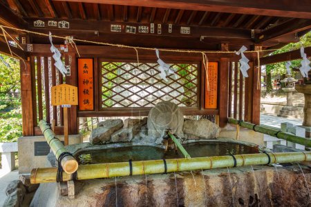 Téléchargez les photos : Osaka, Japon, 15 avril 2024 : Petit château d'eau dans les temples sacrés d'Osakas - en image libre de droit