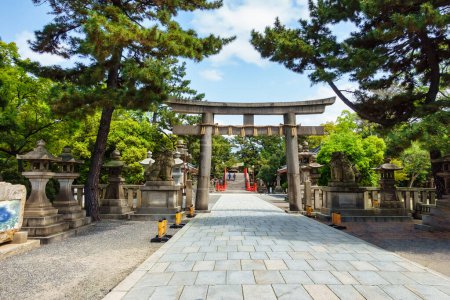 Osaka, Japan, 16. April 2024: Tor zu den heiligen buddhistischen und schintoistischen Tempeln der Stadt Osaka, Japan