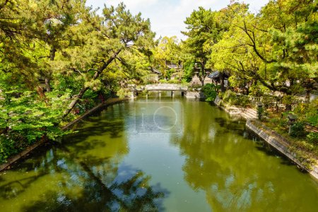 Téléchargez les photos : Osaka, Japon, 16 avril 2024 : Décors du sanctuaire Sumiyoshi taisha dans la ville d'Osaka, Japon. - en image libre de droit