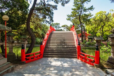 Osaka, Japón, 16 de abril de 2024: Puente que cruza el lago del recinto religioso sagrado de los templos de Osaka, Japón
