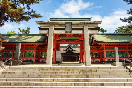 Osaka, Japón, 16 de abril de 2024: Entrada a los templos sagrados budistas y sintoístas de la ciudad de Osaka, Japón