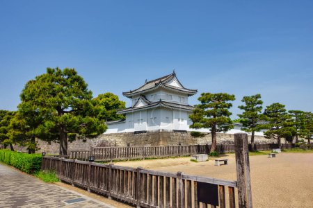 Castillo de Nijo rodeado de agua y murallas en la ciudad de Kyoto, Japón