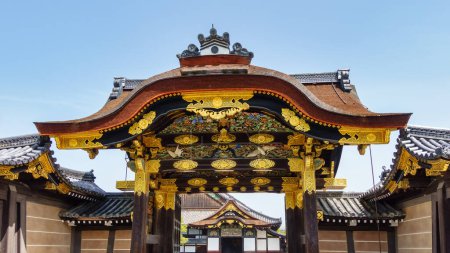 Téléchargez les photos : Bâtiments pittoresques d'une grande beauté sur le terrain du château de Nijo à Kyoto, Japon - en image libre de droit