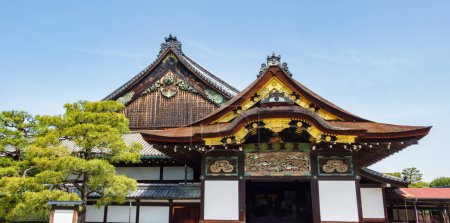 Pintorescos edificios de gran belleza en los terrenos del Castillo de Nijo en Kyoto, Japón