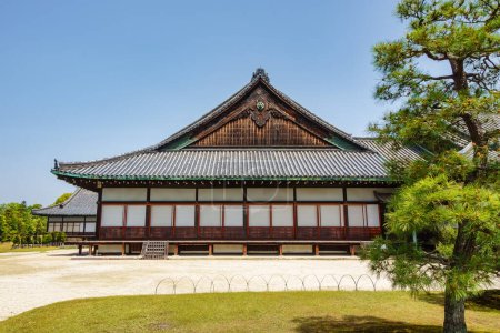Bâtiments traditionnels dans les jardins du château de Nijo à Kyoto