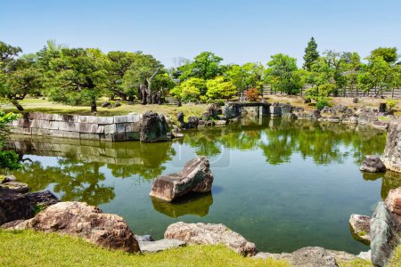 Jardin japonais avec étang d'eau, rochers et plantes vertes au château de Nijo, Japon