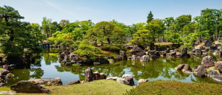 Blick auf einen typisch japanischen Garten in einem Bild, das Ruhe und Frieden vermittelt, Kyoto, Japan