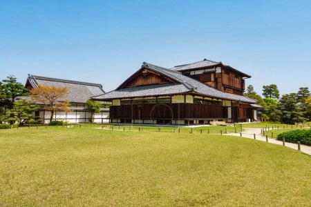 Bâtiments traditionnels dans les jardins du château de Nijo à Kyoto