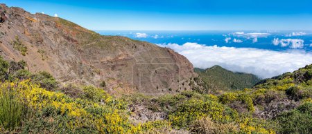 Superbe paysage canarien avec une mer de nuages au-dessus de l'océan, vue de l'île de La Palma