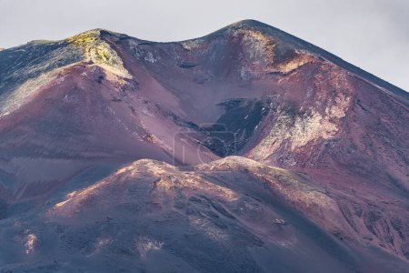 Vue aérienne du cratère du volcan Cumbre Vieja après son éruption récente sur l'île de La Palma, îles Canaries