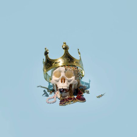 Téléchargez les photos : Modèle de crâne humain aménagé de manière créative avec bijoux et couronne, mise en page conceptuelle sur un fond bleu pastel. - en image libre de droit