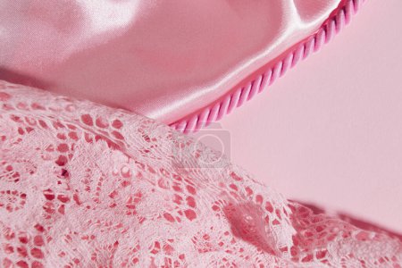 Téléchargez les photos : Une sélection de tissus luxueux pour robes formelles, un arrangement créatif de textures en rose pastel. - en image libre de droit
