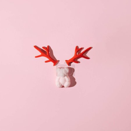 Foto de Oso de goma como reno de Navidad sobre fondo rosa pastel. - Imagen libre de derechos