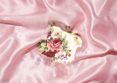 Tejido de seda rasgado, fondo floral creativo, estilo retro.