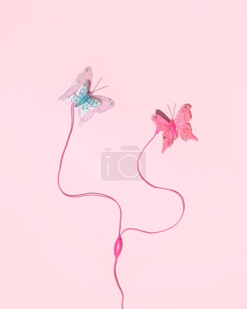 Foto de Mariposa rosa y azul como auriculares - Imagen libre de derechos