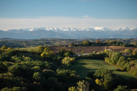Téléchargez les photos : Paysage rural dans le département du Gers en France avec les Pyrénées en arrière-plan - en image libre de droit