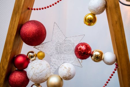 Téléchargez les photos : Gros plan des boules sur l'arbre de Noël en bois. Concept Nouvel An. - en image libre de droit