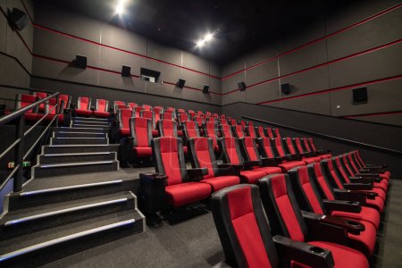 Foto de Empty theater seats in the cinema hall - Imagen libre de derechos