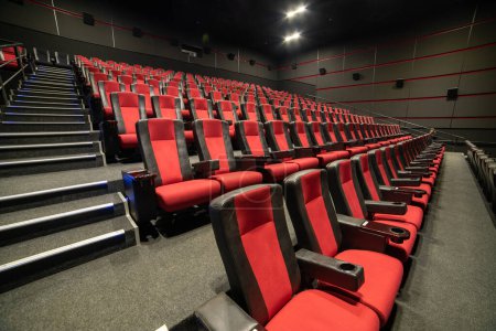 asientos vacíos en la sala de cine