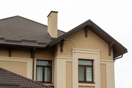 Téléchargez les photos : Nouveau toit brun avec tuiles métalliques - en image libre de droit