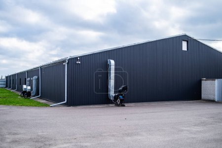 entrepôt moderne avec panneaux métalliques