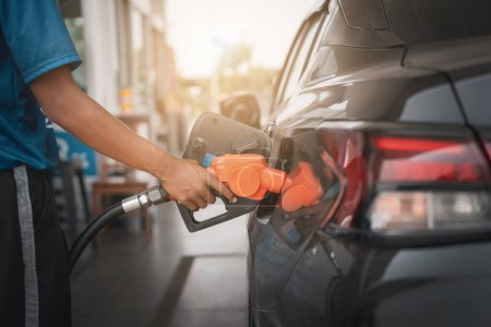 Foto de Gasolina siendo rellenada en una gasolinera. Reabastecimiento de combustible diesel se utiliza para alimentar un coche. - Imagen libre de derechos
