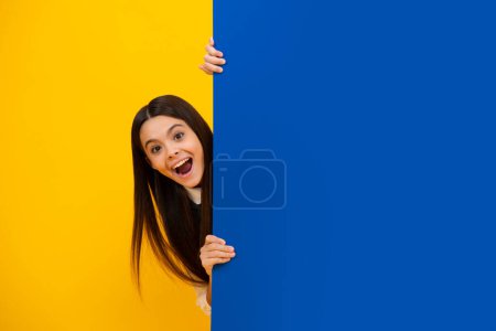 Photo for Teenage girl holds a blank for notification informing. Advertisement and sale. Markets and shops sales concept, blank board for copy space. Excited face, cheerful emotions of teenager girl - Royalty Free Image