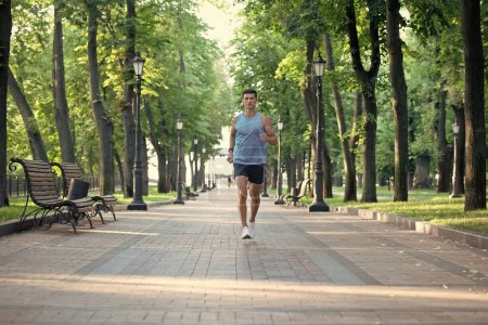 Téléchargez les photos : Athlète homme coureur courir en vêtements de sport en plein air. course de distance. - en image libre de droit