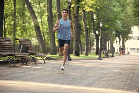 Téléchargez les photos : Athlète homme coureur courir en vêtements de sport en plein air. charge anaérobie. - en image libre de droit