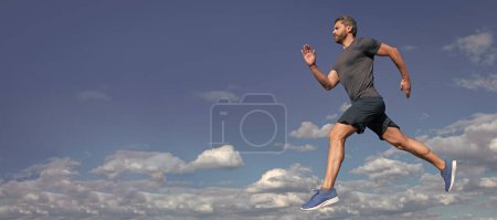 Foto de Hombre corriendo y saltando, bandera con espacio de copia. resistencia y resistencia. velocista. desafío y competencia. deportista correr rápido para ganar - Imagen libre de derechos