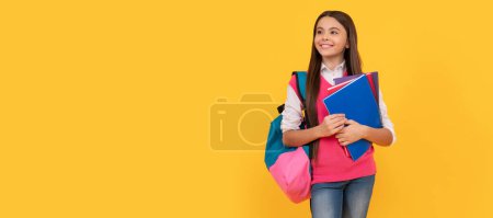 Foto de Chica adolescente feliz escuela con mochila y copybook sobre fondo amarillo, conocimiento. Banner de alumna de escuela. Colegiala retrato alumno con espacio de copia - Imagen libre de derechos
