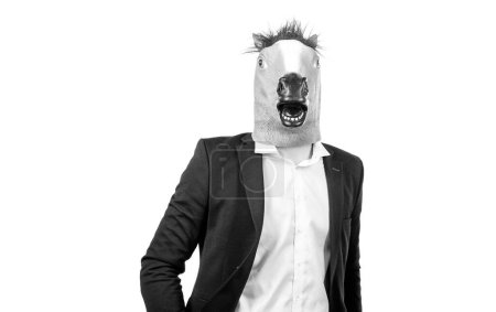 Hombre profesional llevar cabeza de caballo y traje de negocios aislado en blanco, caballo de batalla.