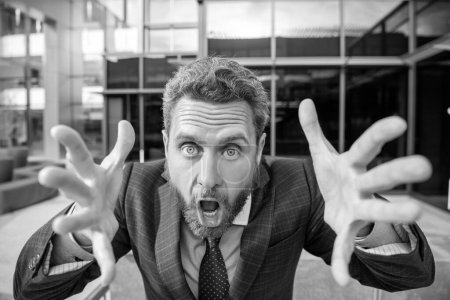 Foto de Angry mature business man in formalwear shouting and gesturing, stress. - Imagen libre de derechos
