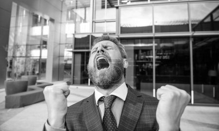 Foto de Frustrado hombre de negocios maduro en formalwear gritando, fracaso del proyecto. - Imagen libre de derechos