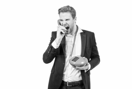 Téléchargez les photos : Homme en colère employé en costume crier en colère au récepteur téléphonique étant sur le téléphone vintage isolé sur blanc, mauvaise connexion. - en image libre de droit