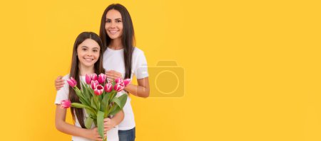 Banner de madre e hija, espacio para copiar, fondo aislado. feliz madre e hija con flores frescas de tulipán sobre fondo amarillo