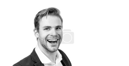 Téléchargez les photos : Celui qui porte un sourire. Portrait d'un homme heureux. Un professionnel sourit isolé sur blanc. Visage d'homme souriant. Homme d'affaires ravi, espace de copie. - en image libre de droit