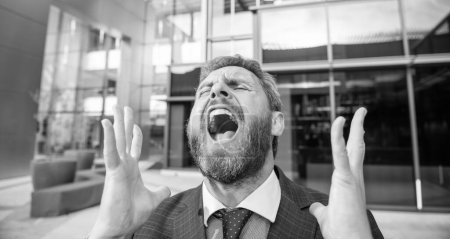 Foto de Frustrado gritando hombre de negocios barbudo en traje formal, bancarrota. - Imagen libre de derechos