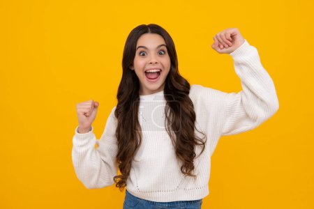 Foto de Excited teenager girl. Amazed teen girl. Excited expression, cheerful and glad. Joy, victory, celebration and excitement concept - Imagen libre de derechos