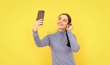 Foto de Señora alegre haciendo foto selfie en el teléfono móvil, vídeo. - Imagen libre de derechos