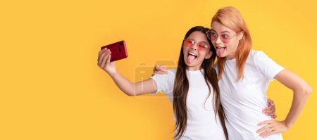 Téléchargez les photos : Mother and daughter child banner, copy space, isolated background. selfie family. modern life. mobile technology. having video call. mother and daughter vlogging - en image libre de droit