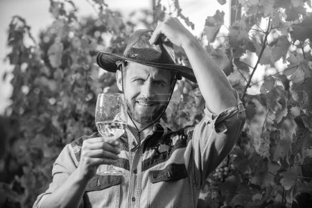 Foto de Viticultor feliz hombre agricultor beber vino en la granja de uva, propietario del viñedo. - Imagen libre de derechos