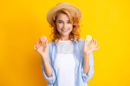 Téléchargez les photos : Belle fille modèle prenant macarons colorés. Belle femme mangeant des bonbons macaron - en image libre de droit